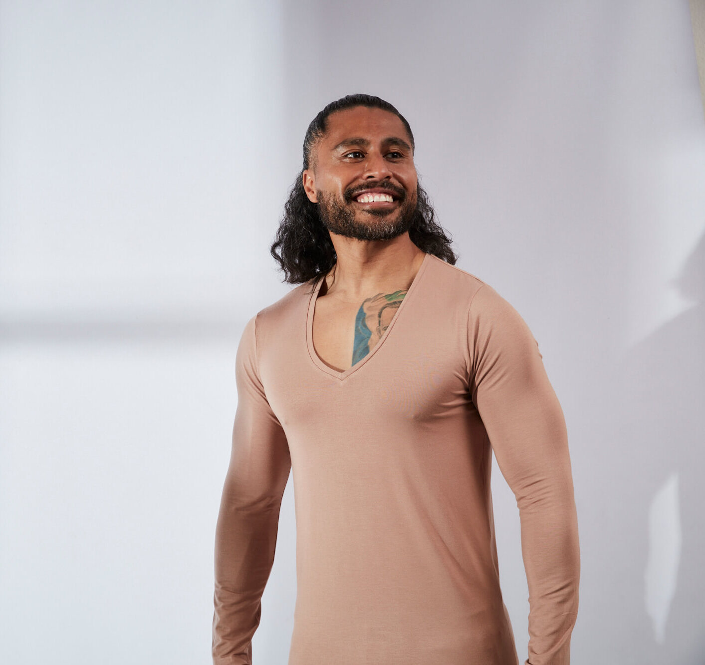 Model draagt V-nus Dry Comfort Invisible Diepe V-hals met lange mouw