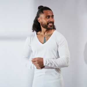 Model draagt V-nus Stretch Wit Diepe V-hals met lange mouw